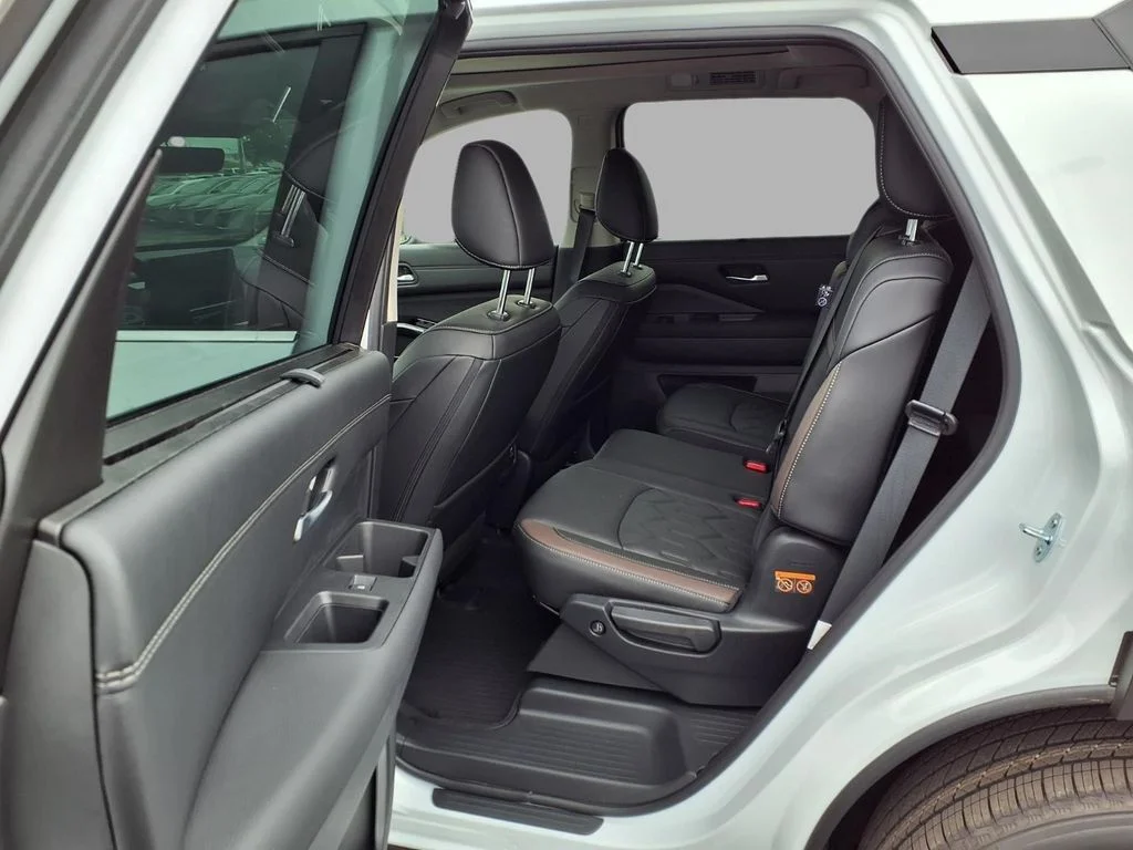 New 2026 Everest White Pearl TriCoat Nissan Platinum image 25
