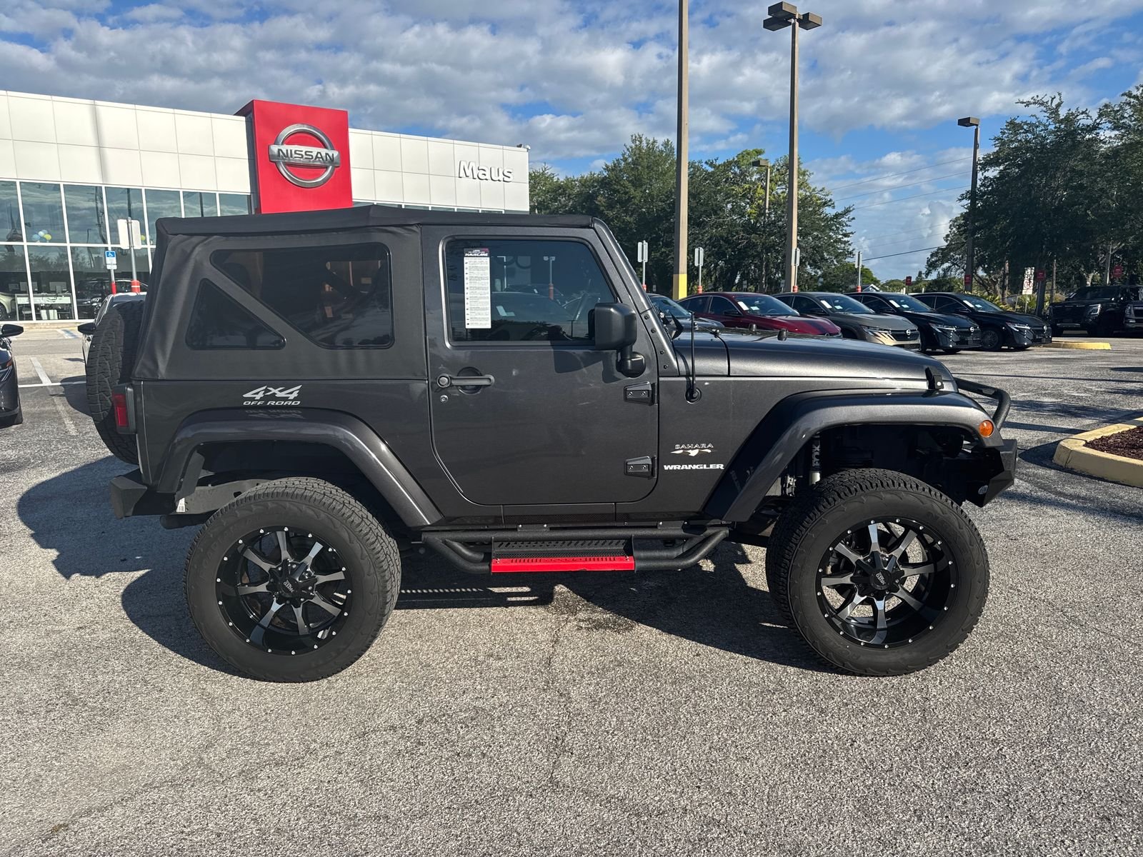 Used 2017 Gray Jeep Sahara image 4