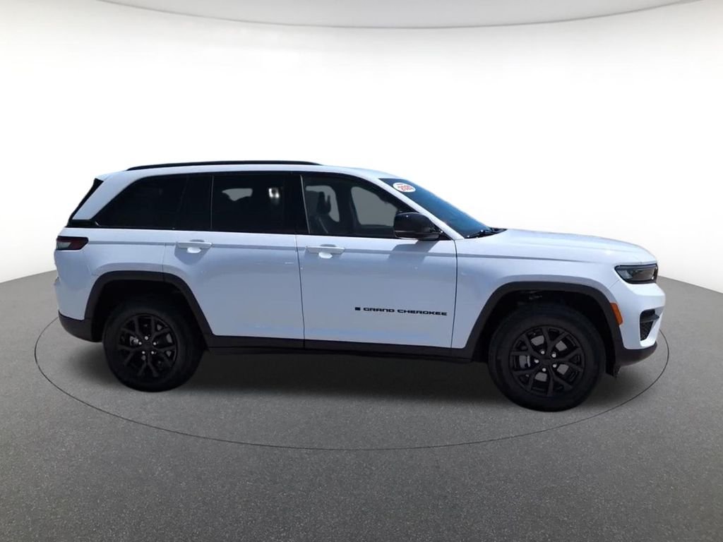 Used 2025 White Jeep Altitude X image 6
