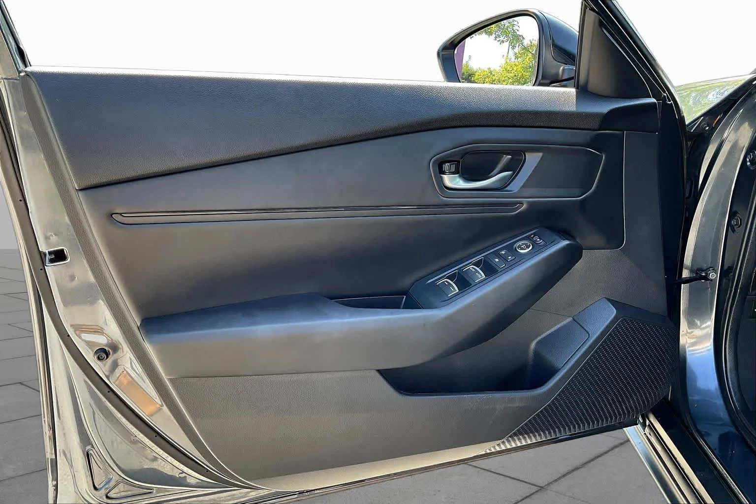 Used 2025 Meteorite Gray Metallic Honda SE image 22