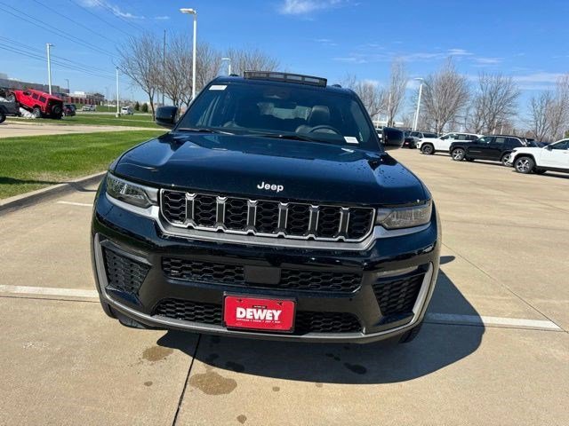 New 2026 Diamond Black Crystal Pearl-Coat Exterior Paint Jeep Limited image 2
