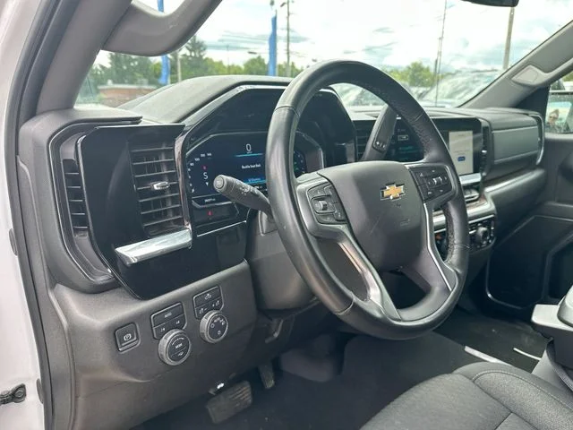Used 2025 White Chevrolet LT image 13
