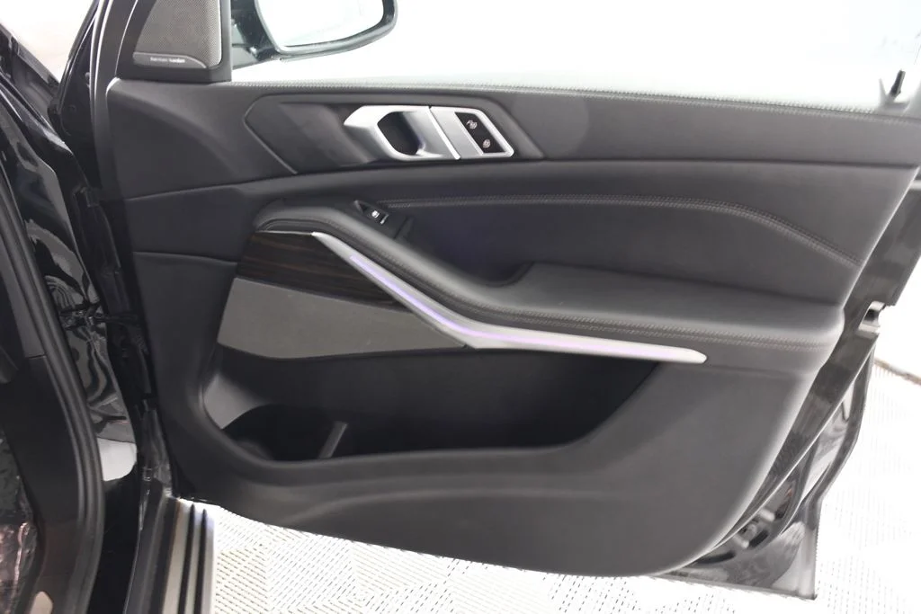 Used 2021 Jet Black BMW xDrive40i image 18