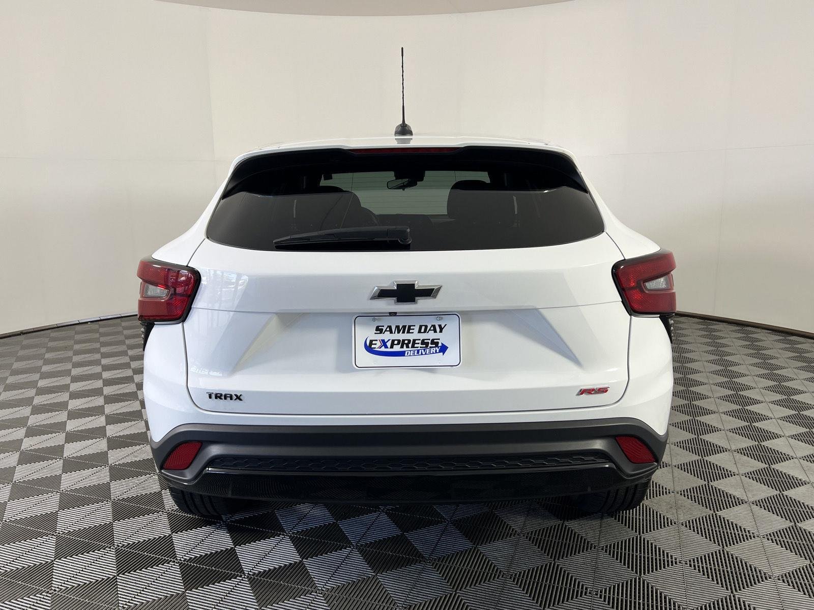 Used 2024 Summit White Chevrolet 1RS image 25