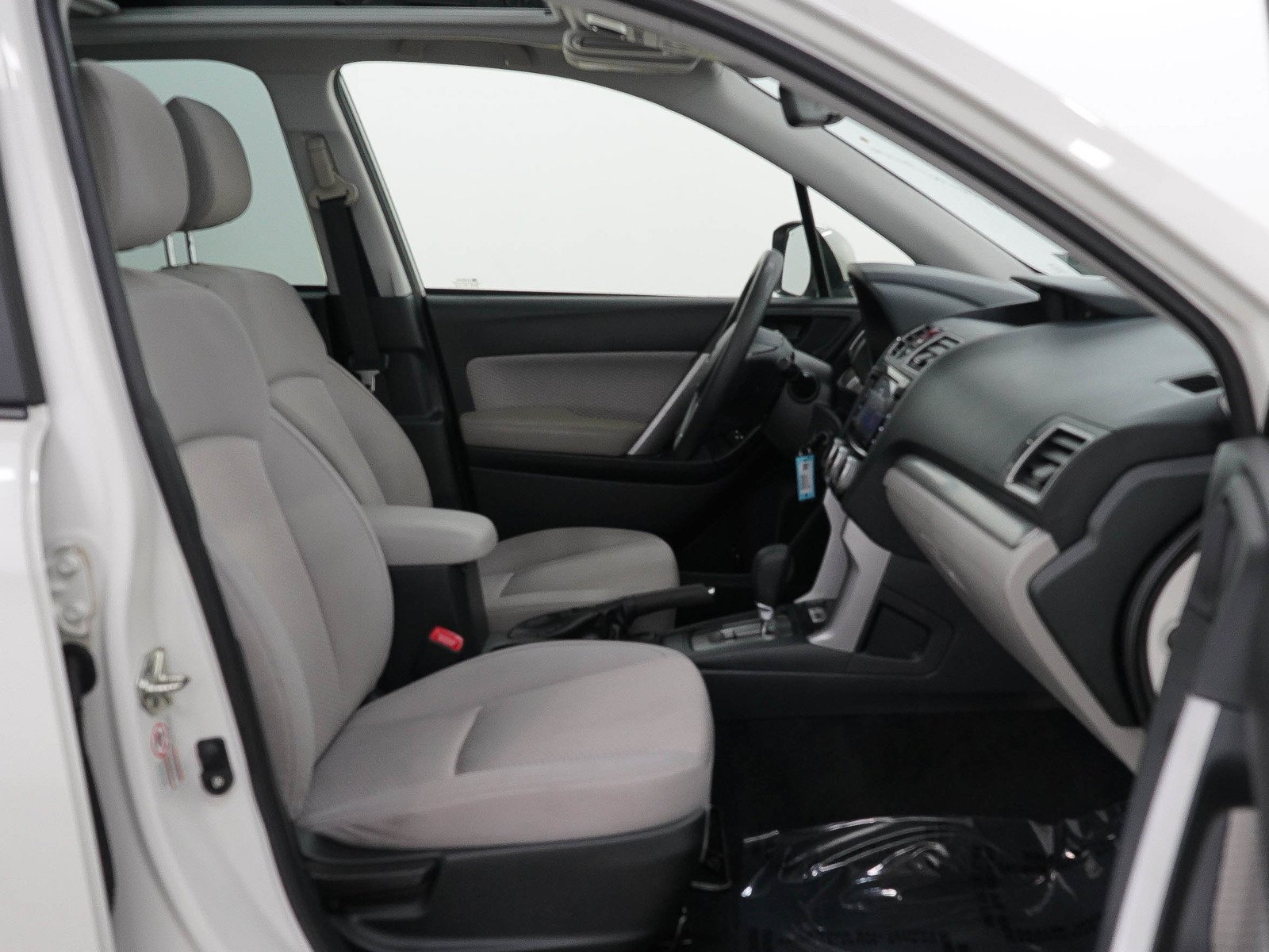 Used 2018 Crystal White Pearl Subaru 2.5i Premium image 11