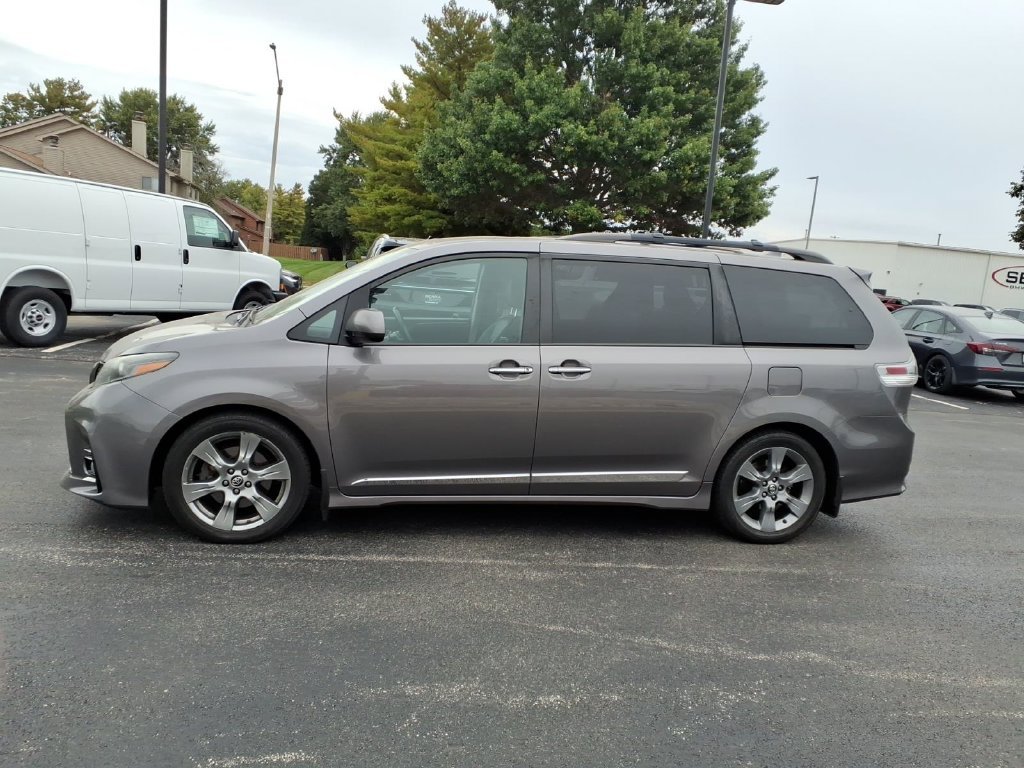 Used 2018 Toyota Sienna SE Premium with VIN 5TDXZ3DCXJS943330 for sale in Savoy, IL