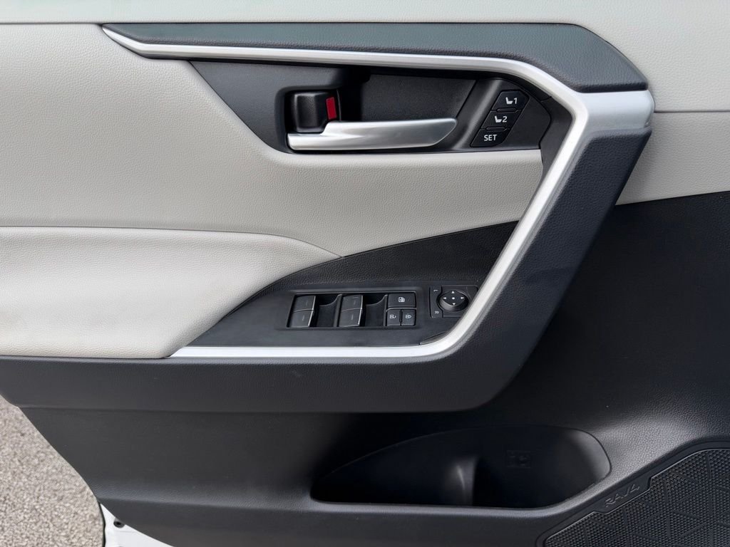 Used 2025 Beige Toyota XLE Premium image 16