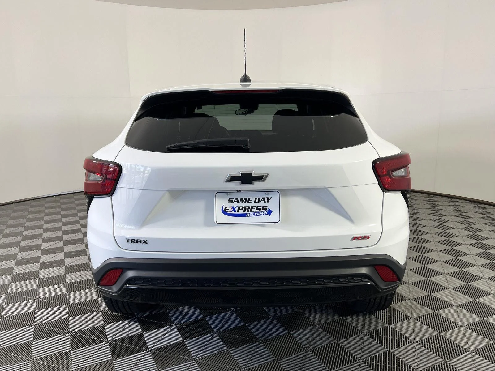Used 2024 Summit White Chevrolet 1RS image 25