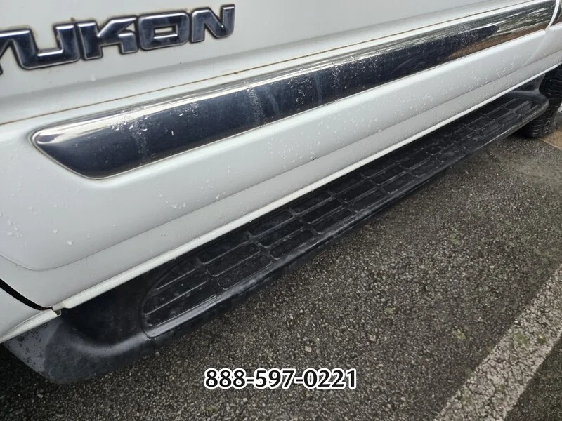Used 2005 Summit White GMC  image 3