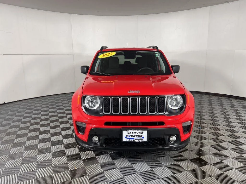Used 2022 Colorado Red Clearcoat Jeep Latitude image 3
