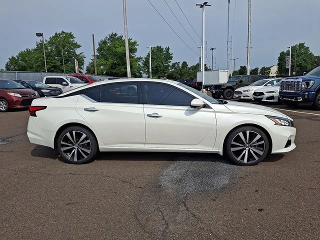 Used 2019 White Nissan 2.5 Platinum image 7