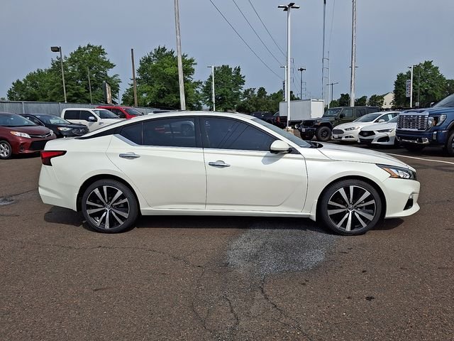 Used 2019 White Nissan 2.5 Platinum image 7