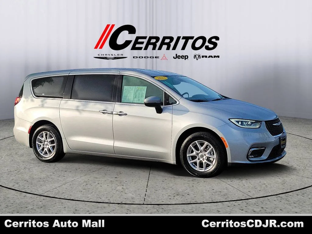2023 Chrysler Pacifica Touring L's photo