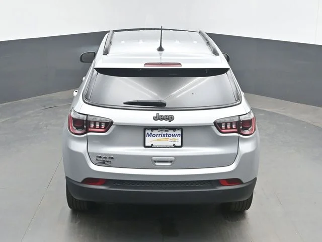 Used 2025 Silver Jeep Latitude image 34