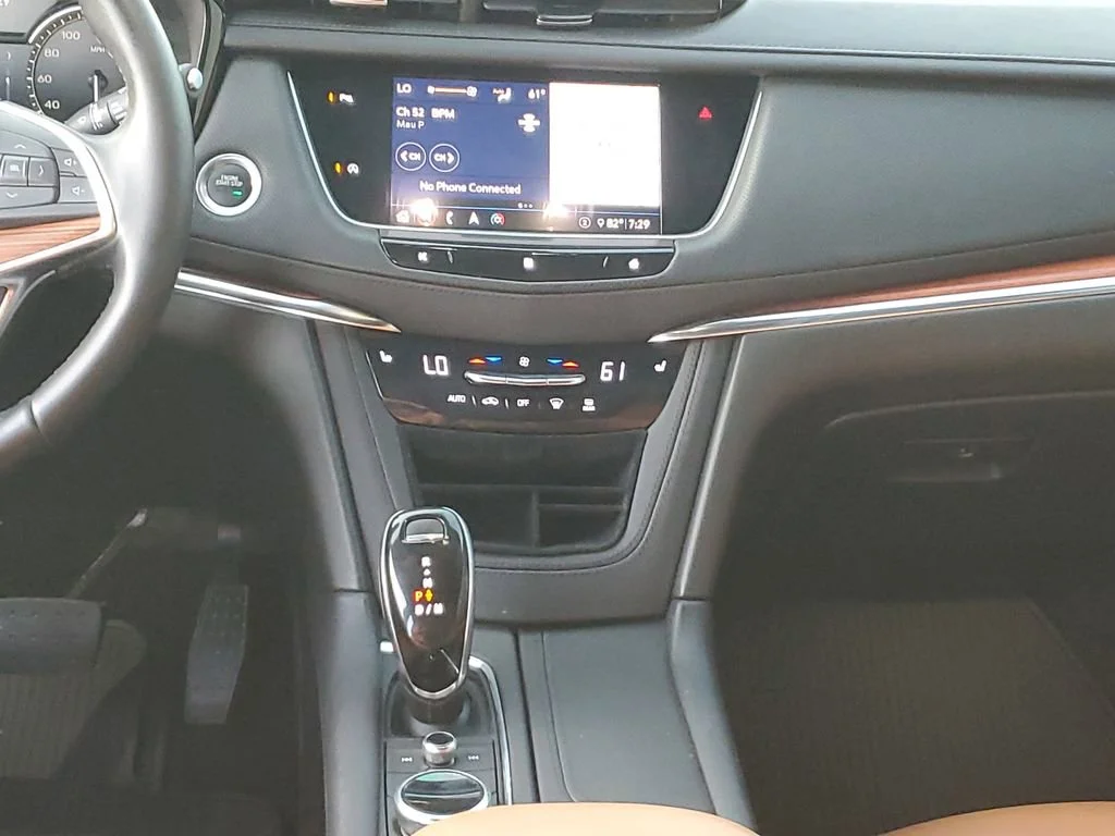 Used 2020 CRYSTAL WHITE TRICOAT Cadillac Premium Luxury FWD image 15
