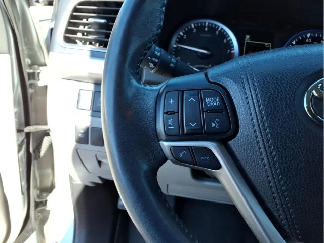 Used 2017 Silver Toyota XLE image 20