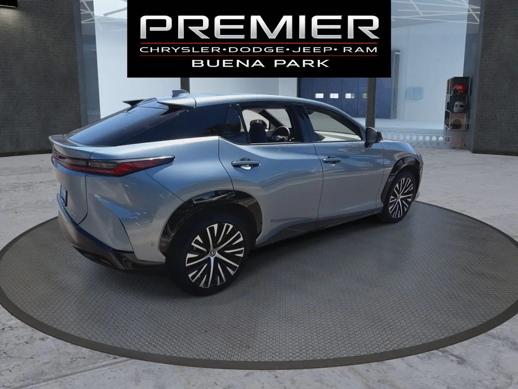 Used 2023  Lexus 450e Luxury image 8