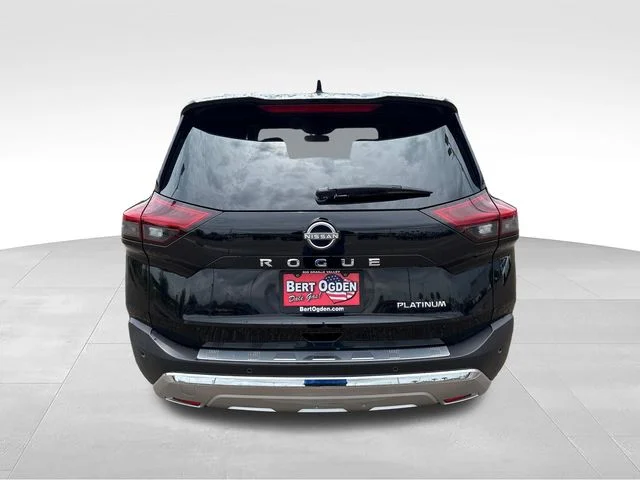 Used 2022 Black Nissan Platinum image 7
