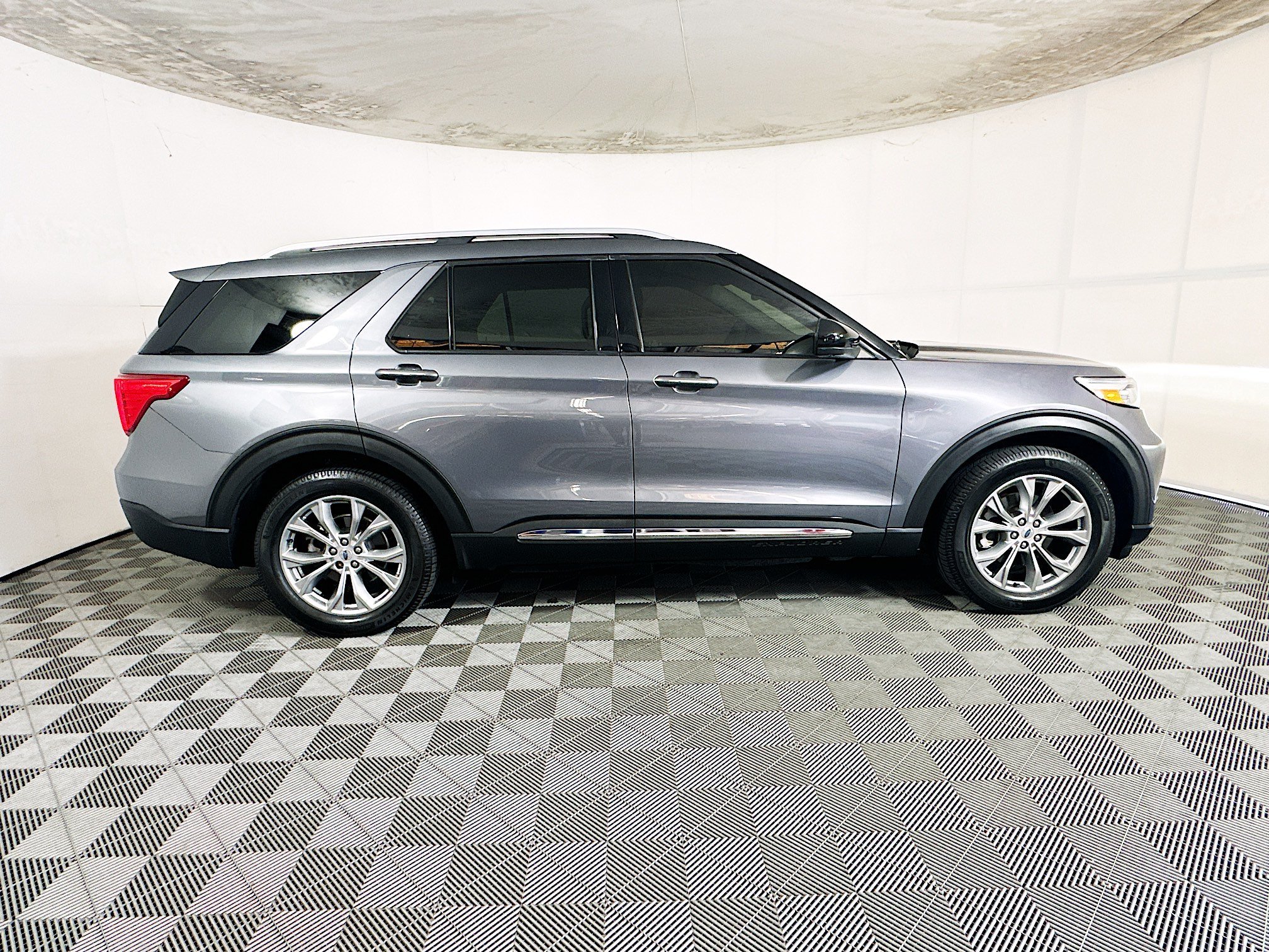 Used 2022 Gray Metallic Ford Limited image 2