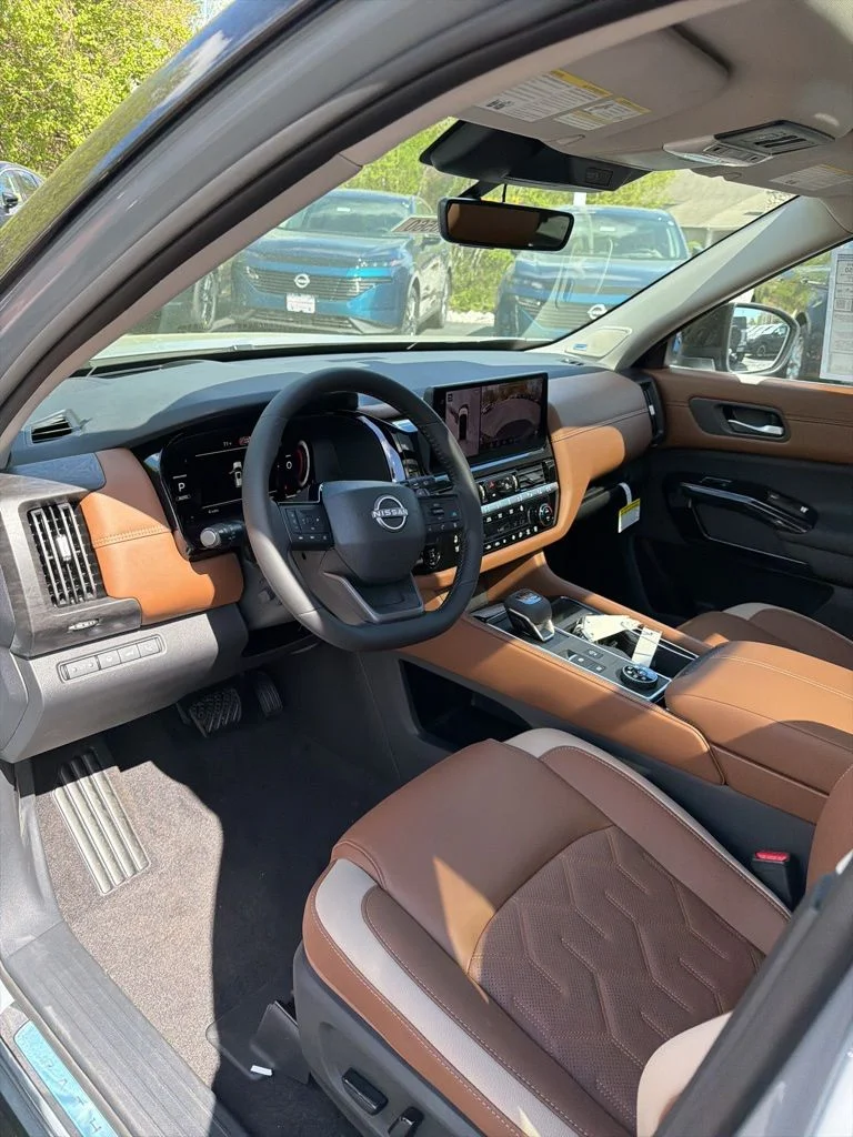 New 2026 Boulder Gray Pearl / Super Black Two-tone Nissan Platinum image 15