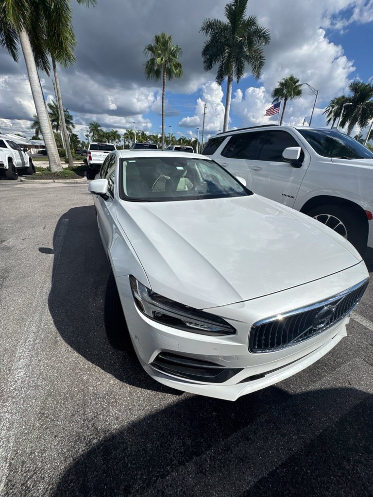 Used 2018 White Volvo T6 Inscription image 2