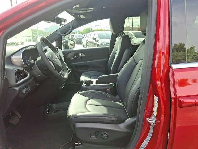 2026 Chrysler Voyager LX - Photo 12