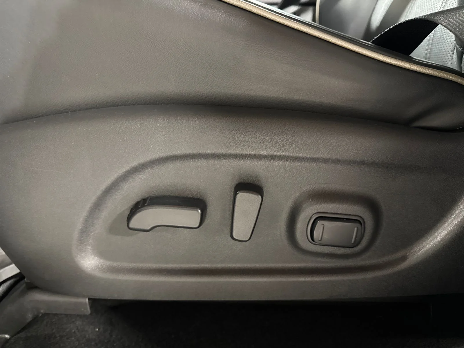 Used 2019 White INFINITI LUXE image 16