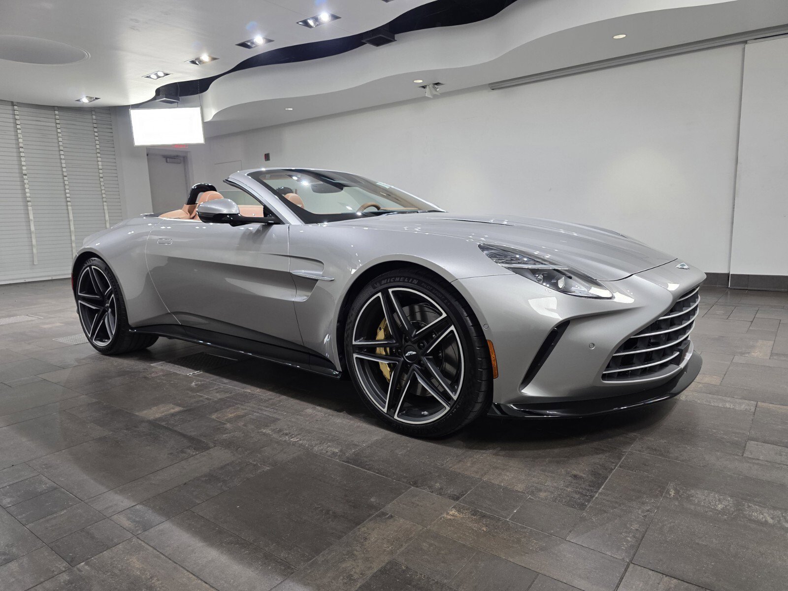 2026 Aston Martin Vantage 4.0 V8 Roadster's photo