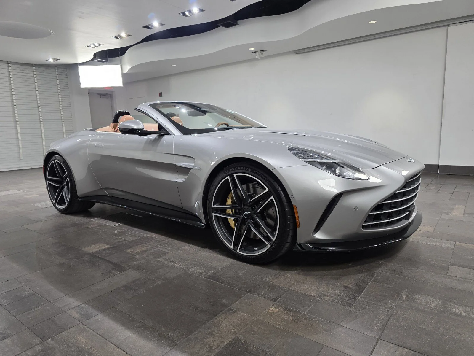2026 Aston Martin Vantage 4.0 V8 Roadster's photo