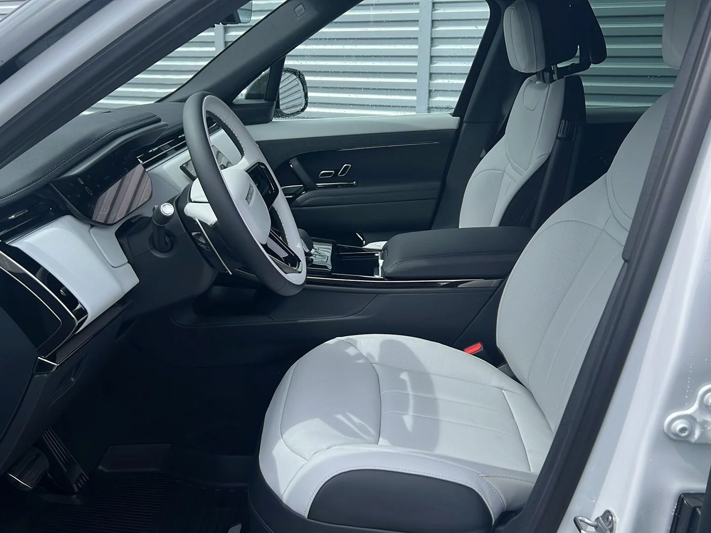 New 2026 Ostuni Pearl White Premium Metallic Land Rover Dynamic SE image 7