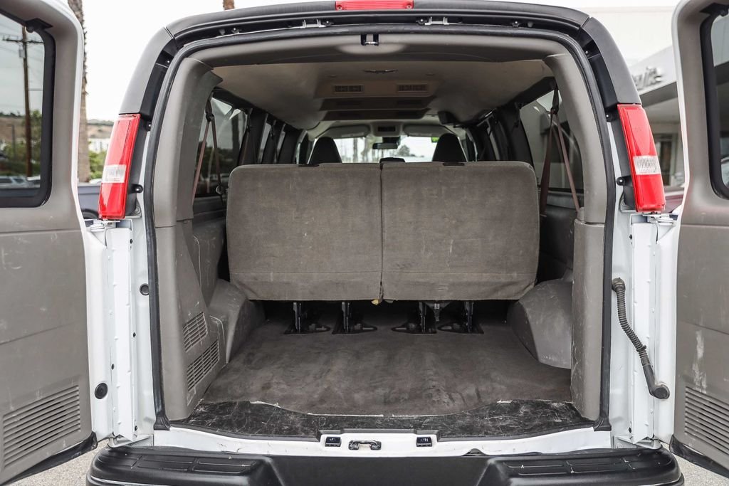 2024 Chevrolet Express Passenger LT - Photo 25