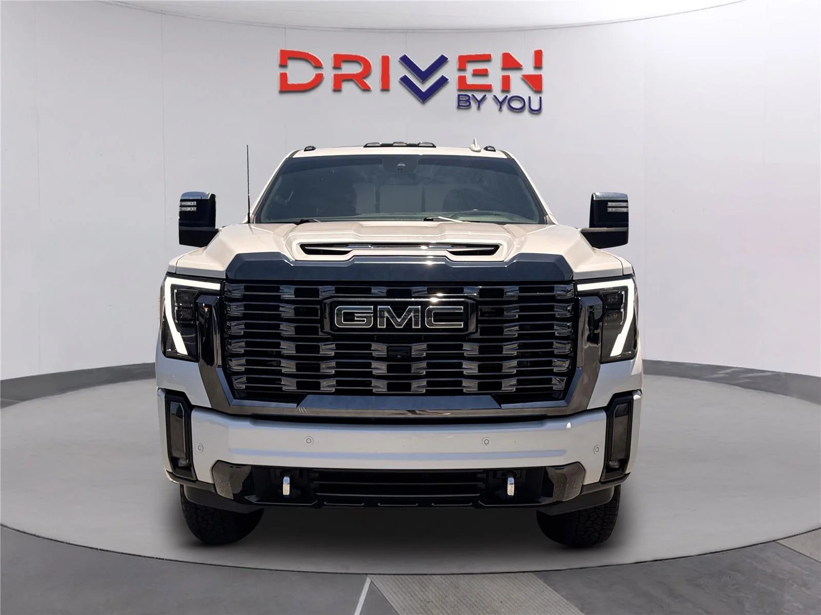 Used 2024 White Frost Tricoat GMC Denali Ultimate image 9