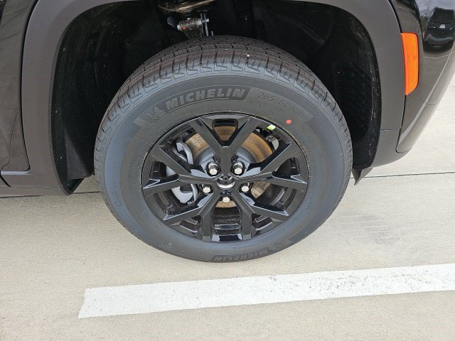 New 2026 Diamond Black Crystal Pearlcoat Jeep Laredo Altitude image 9