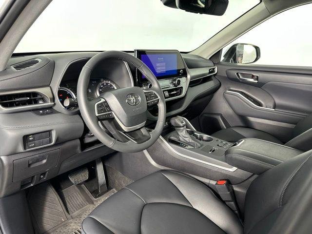 Certified Used 2026 WIND CHILL PEARL Toyota  image 17