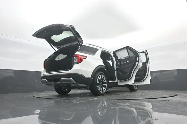New 2026 Star White Metallic Tri-Coat Ford Platinum™ image 40