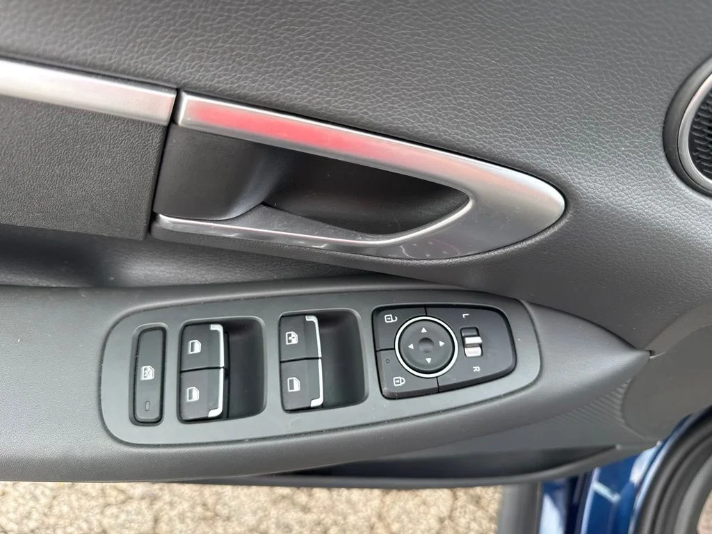 Used 2020 Blue Hyundai SE image 11