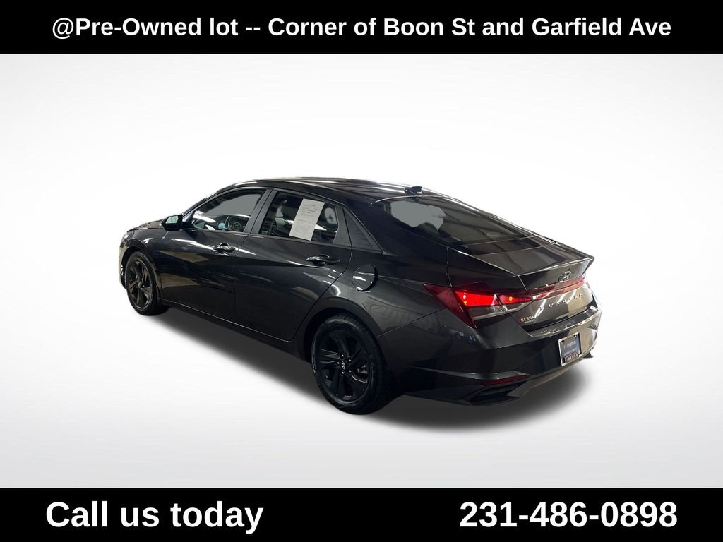 Used 2022 Gray Hyundai SEL image 3
