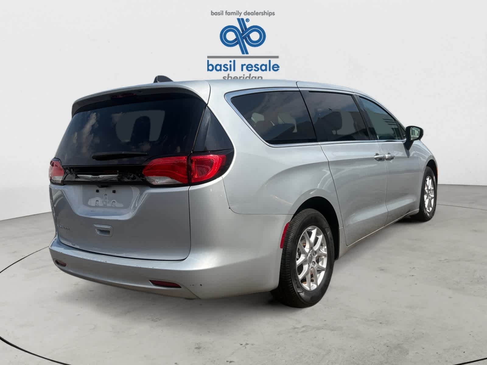 Used 2023 Silver Mist Clearcoat Chrysler LX image 6