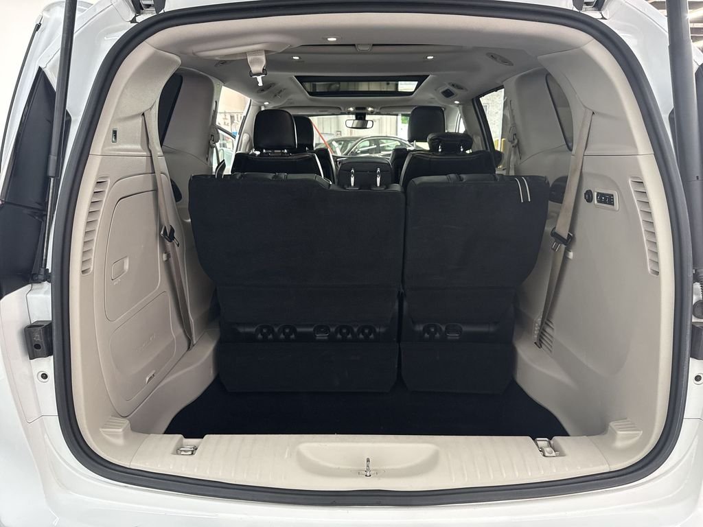 Used 2018 Bright White Clearcoat Chrysler Limited image 38