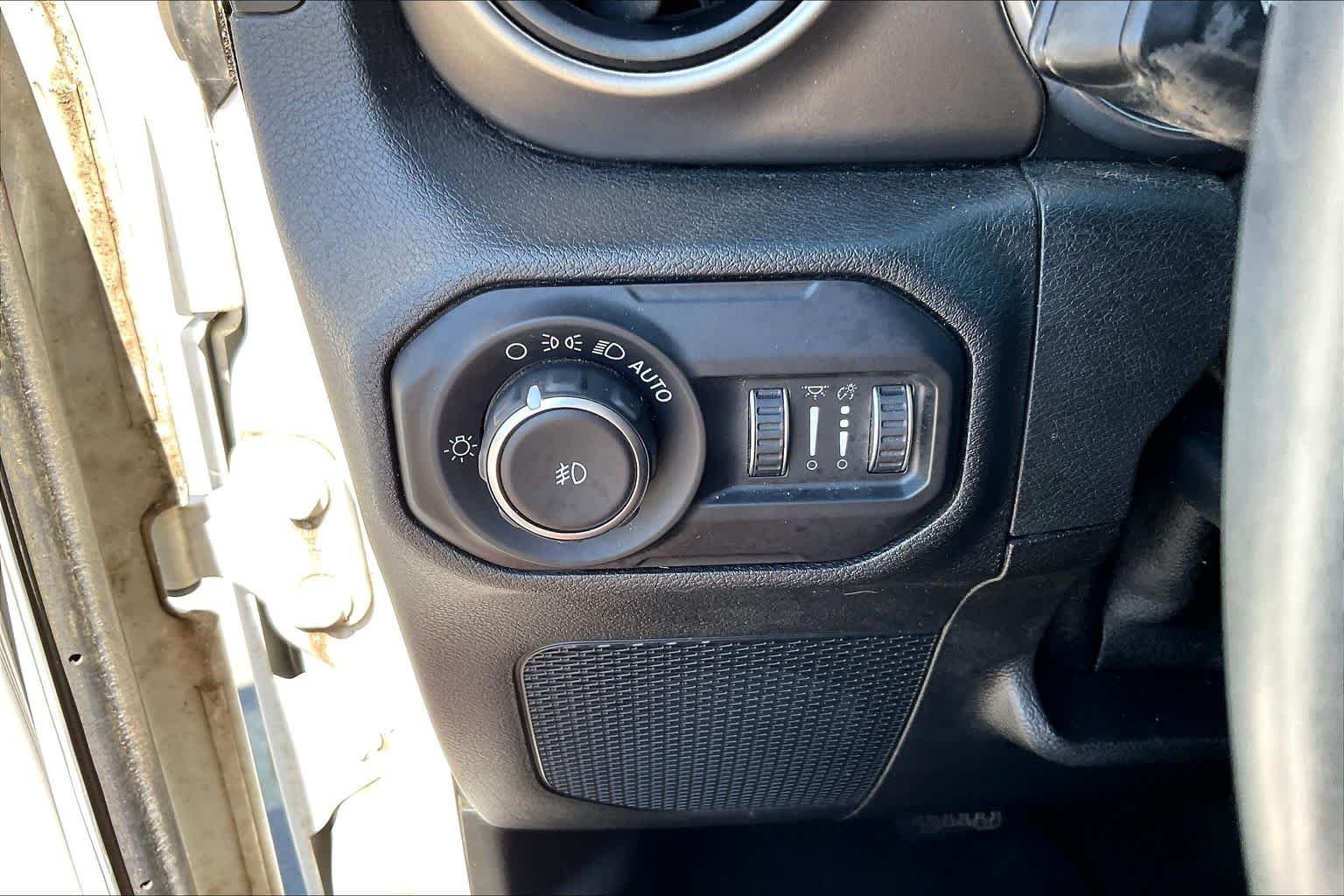 Used 2018 Bright White Clearcoat Jeep Sport S image 32
