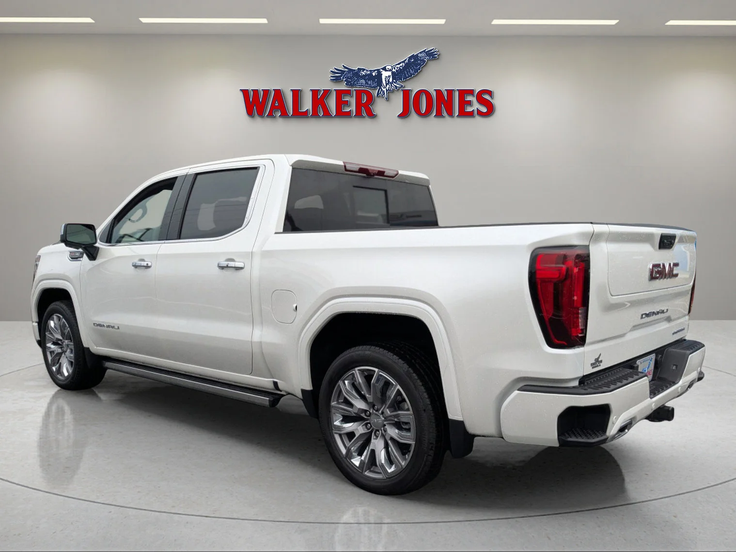 Used 2024 White Frost Tricoat GMC Denali image 6