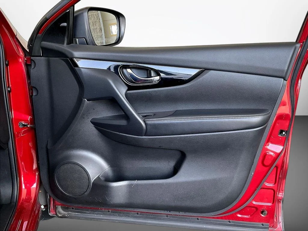 Used 2021 Scarlet Nissan SV image 32