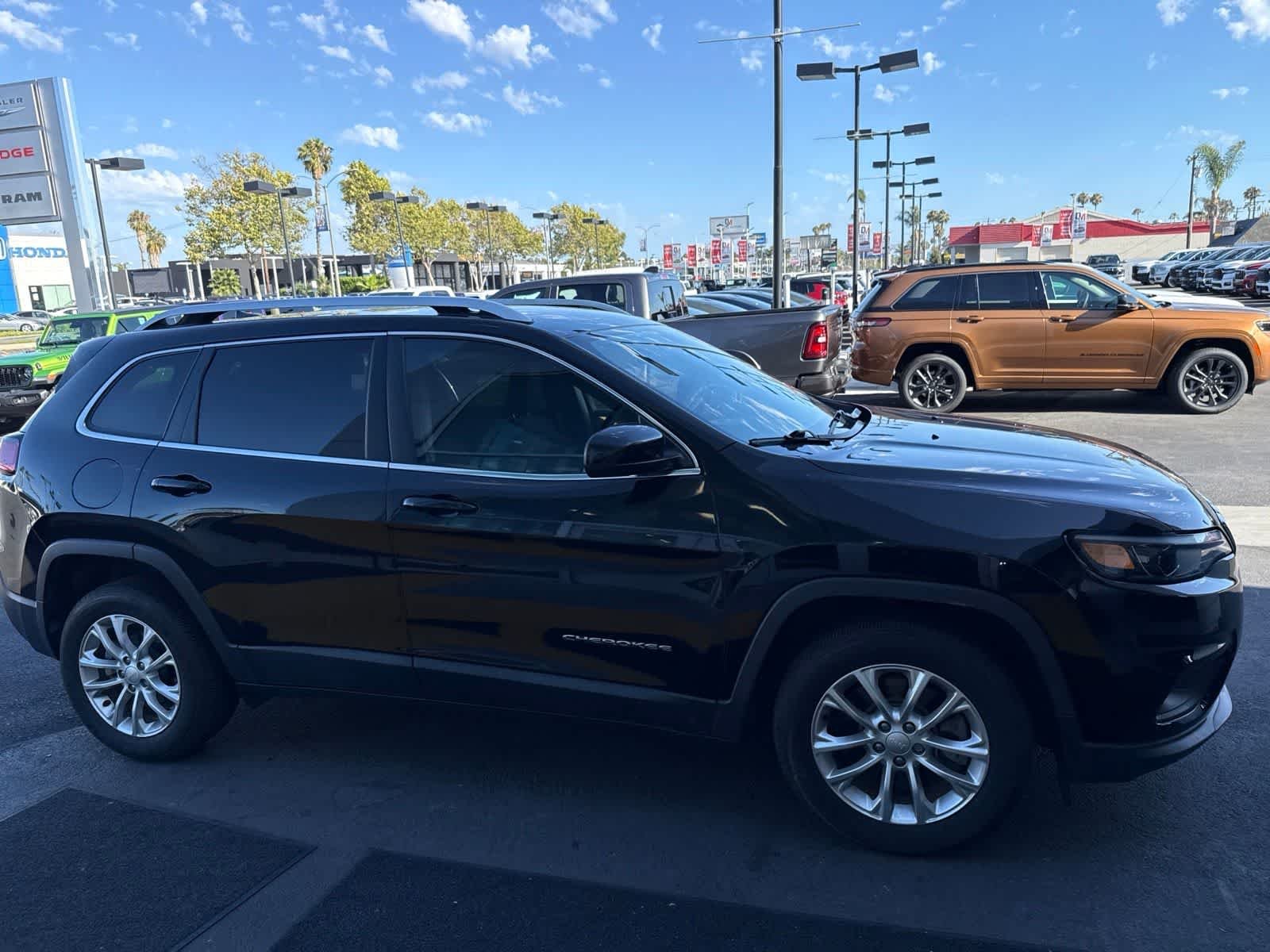 Used 2019 Diamond Black Crystal Pearlcoat Jeep Latitude image 9
