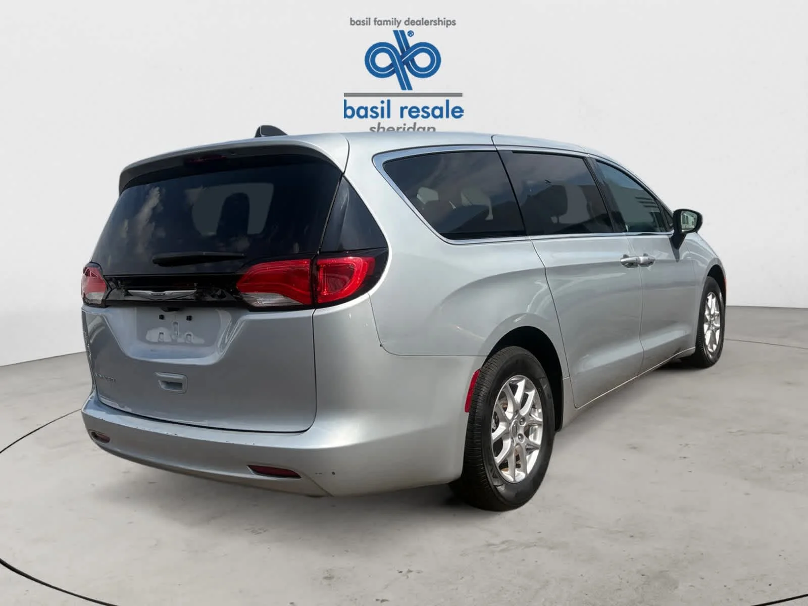Used 2023 Silver Mist Clearcoat Chrysler LX image 5