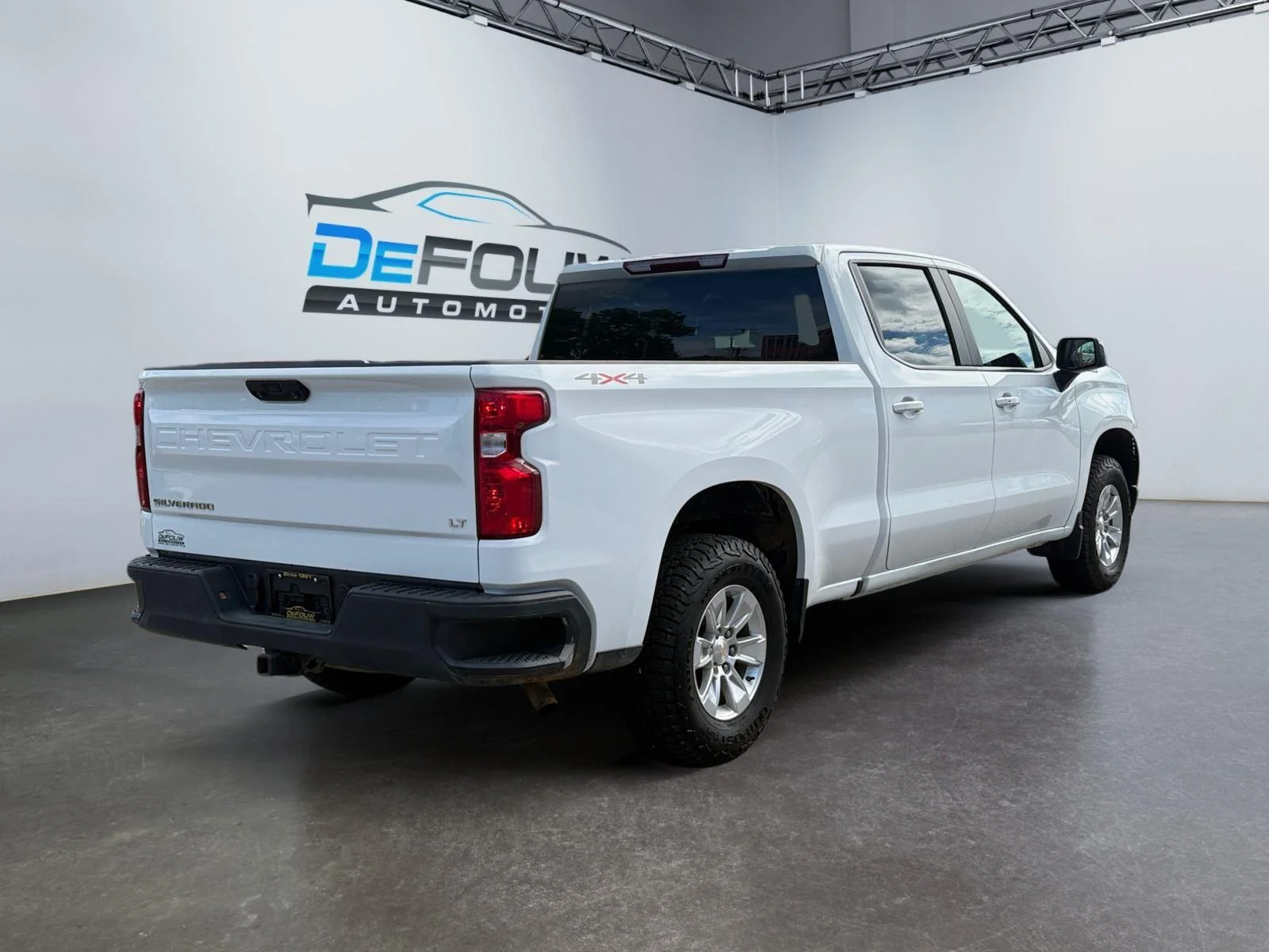 Used 2024 Summit White Chevrolet LT image 3