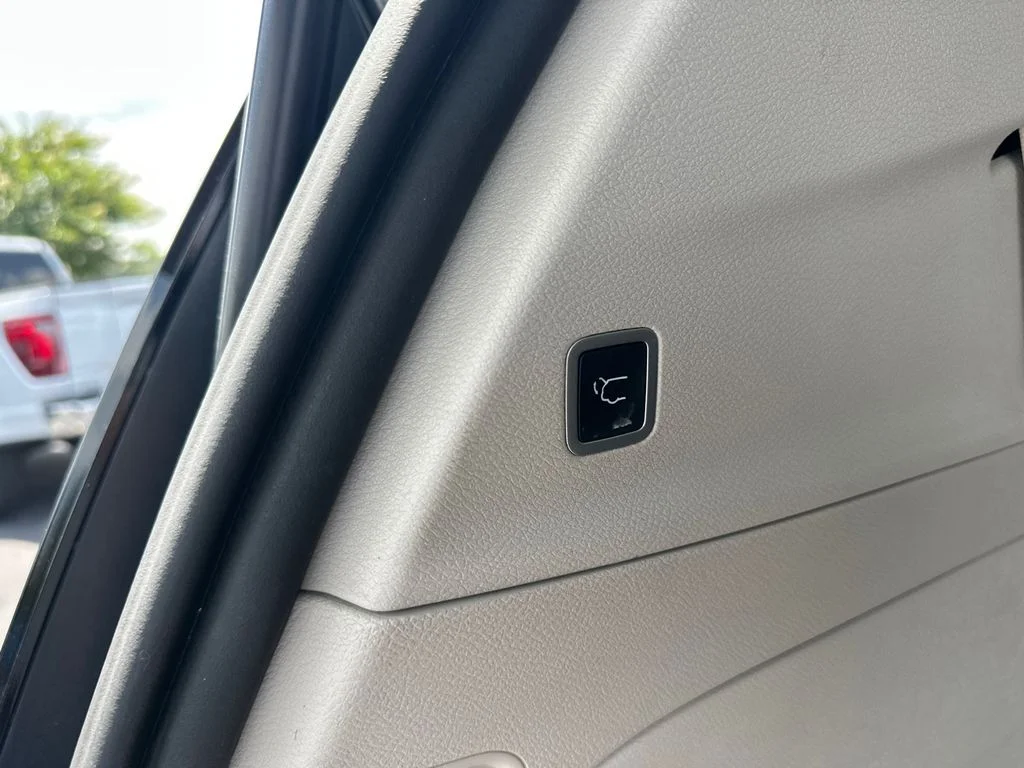 Used 2019 Black Chrysler Limited image 19