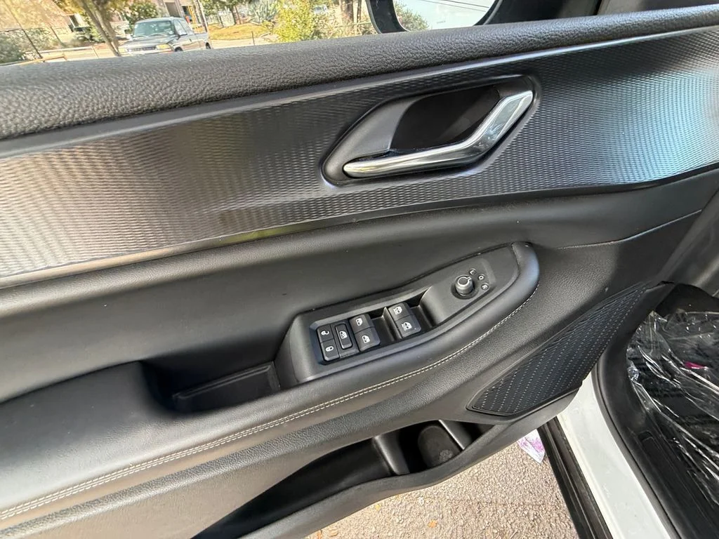 Used 2024 White Jeep Laredo image 11