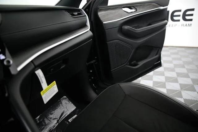New 2026 Diamond Black Crystal Pearlcoat Jeep Altitude image 14