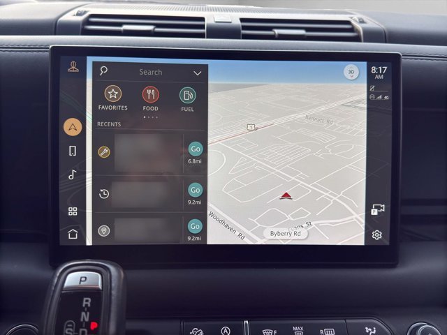 Used 2023 White Land Rover V8 image 18