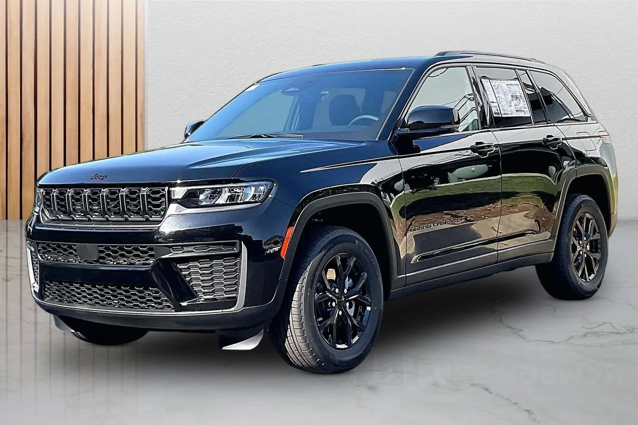 New 2026 Diamond Black Crystal Pearlcoat Jeep Altitude image 4